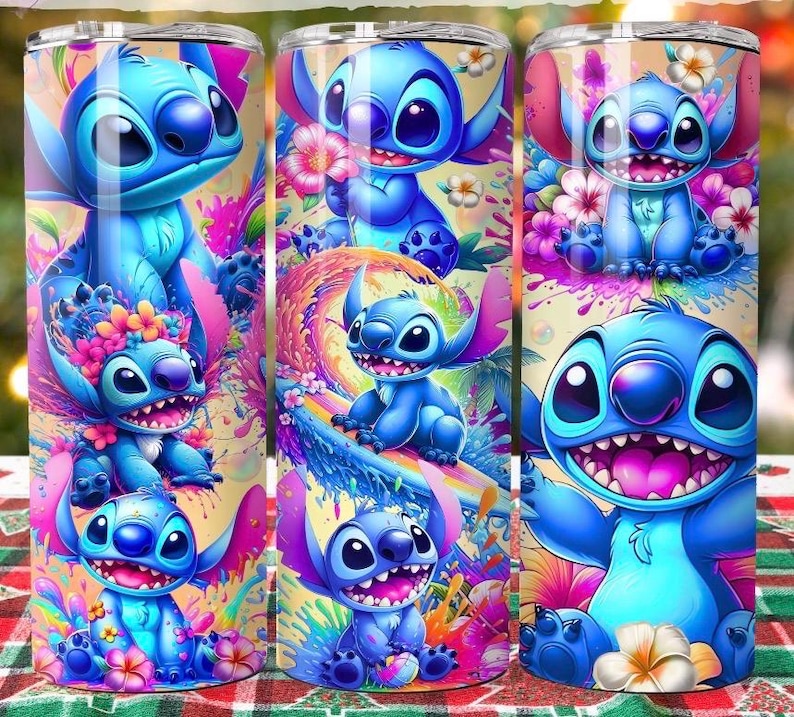 Puede incluir: Tres vasos de acero inoxidable con un dise&ntilde;o colorido del personaje Stitch de Lilo & Stitch. Los vasos muestran a Stitch en varias poses, rodeado de flores y un fondo de arco&iacute;ris.
