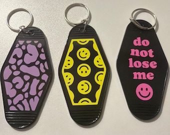 Llavero de hotel hecho a mano: Cara sonriente retro, estampado de leopardo, "No me pierdas"