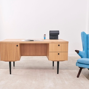 Desk in a minimalist Scandinavian style made of veneered oak wood D-B01