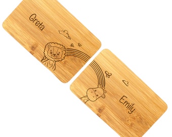 Geschenk für Zwillinge mit personalisierten Namen, Regenbogenmotiv, Taufgeschenk Löwe & Giraffen Motiv, Frühstücksbrett 2er Set, Geschwister