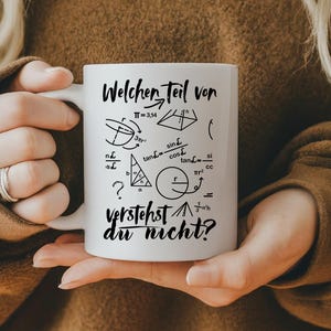 Könnte beinhalten: Weißer Keramikbecher mit schwarzem Text und mathematischen Symbolen. Der Text lautet "Welchen Teil von verstehst du nicht?" mit Formeln und Diagrammen. Ein tolles Geschenk für Mathe-Enthusiasten.