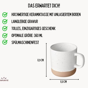Puede incluir: Una taza de cer&aacute;mica blanca con un dise&ntilde;o moteado y una base beige. La taza mide 8,9 cm de alto y 8,8 cm de ancho. El texto en la imagen dice "DAS ERWARTET DICH!" y enumera caracter&iacute;sticas como "apto para lavavajillas". El logotipo "RAVURITE" est&aacute; en la parte inferior.