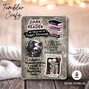 Peut inclure: Une illustration numérique en noir et blanc d'un corbeau et d'un crâne avec des roses rouges. L'image est sur un fond blanc avec le texte "Dark Romance Reader" et "My TBR is full of Trigger Warnings".