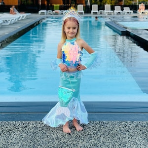 Glittering Mermaid Costume for Little Girls, Set of Sequin Top, Mermaid Tail Skirt, Gloves Ideal for Halloween, Birthday Party, Theme Event