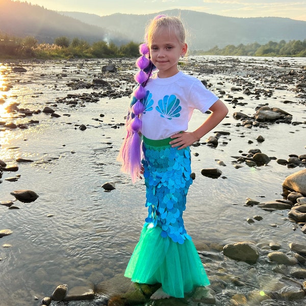 Encantador disfraz de cola de sirenita con camiseta con estampado de conchas marinas – Perfecto para cosplay de fantasía, cumpleaños -Falda de cola de pez turquesa para niños pequeños
