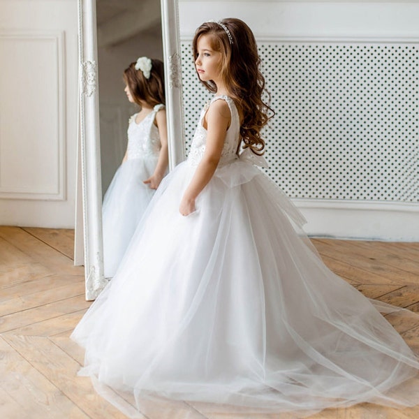 Flower Girl Dress: Ivory Elegance for Cherished Moments, Lace V-Neck Tulle Dress with Train for Wedding, Christenings, Baptisms