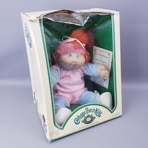 Vintage 1984 Jesmar Cabbage Patch Kinder Spanisch auf Box Rote Haare Grüne Augen in Box Adoptionsurkunde | Schöne Cabbage Patch Puppe mit roten Haaren