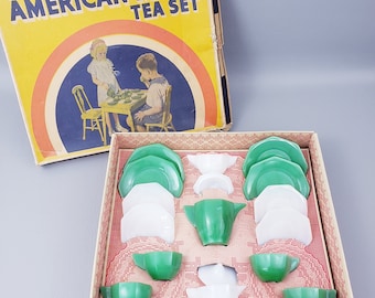 1940er Jahre Little American Made Tee-Set Nr. 335, Vintage Mädchenspielzeug ~ Akro Achat Spielzeug-Tee-Set w / Box Made in Clarksburg, W VA USA | Spielen Tee-Set