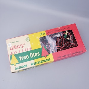 以下が含まれることがあります： 斑点のあるマット仕上げのセラミックマグカップ3個セット。各マグカップは、ライトブルー、クリーム、グレーと異なる色です。マグカップはシンプルでモダンなデザインで、持ちやすいハンドルが付いています。