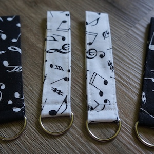 music note keychain/music lover gift/handmade gift/music wristlets/music note gift/musician gift/Christmas gift/birthday gift