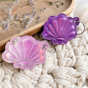 Schlüsselanhänger Muschel weiß rosa schimmernd lila | Kunstleder | Anhänger | Geschenkanhänger | Schultüte | Anhänger Schulrucksack