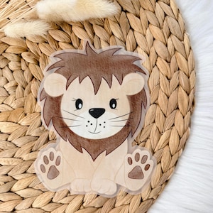 Könnte beinhalten: Ein Cartoon-Löwe mit einer braunen Mähne, der mit ausgestreckten Pfoten auf einem hellbraunen gewebten Hintergrund sitzt.