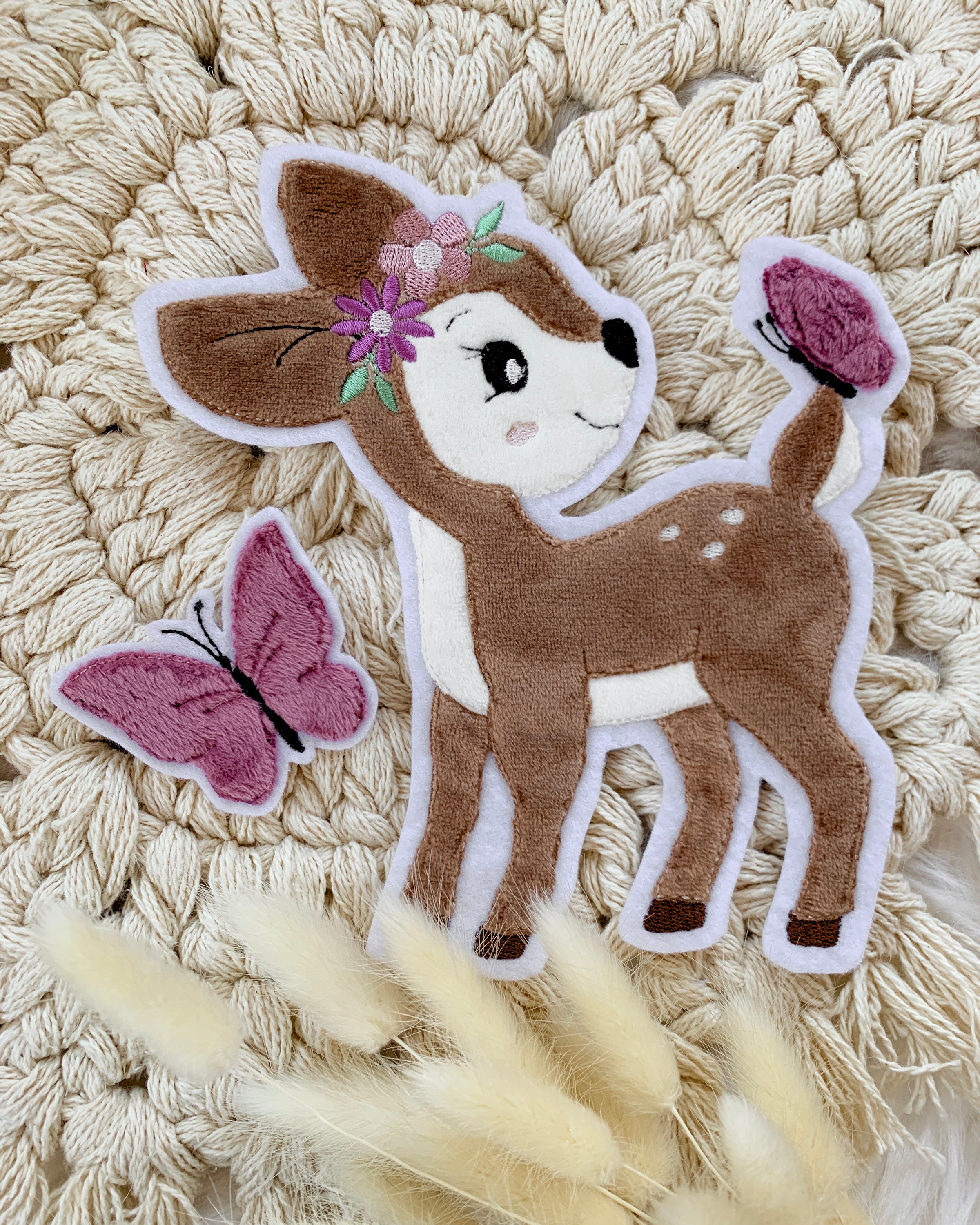 Bügelbild Bambi Mit Schmetterling – 6,4x7,2 Cm, Gestickte Applikation Zum Aufbügeln Oder Aufnähen