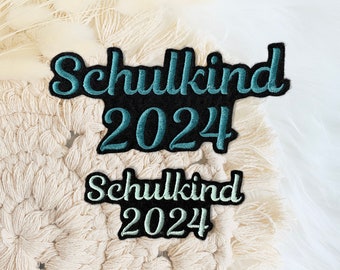 Schulkind 2024 | Applikation | Aufnäher | zum Aufbügeln | Schriftzug | Schultüte | Einschulung | 2 Größen auf schwarzem Filz