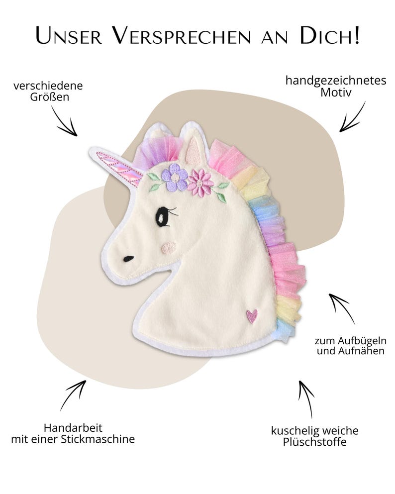 Op de afbeelding: Een cr&egrave;me-kleurige pluche eenhoofd met een regenboogmanen en een roze hoorn. De eenhoorn heeft geborduurde details, waaronder een bloemenkrans en een klein roze hart. De afbeelding bevat Duitse tekst.