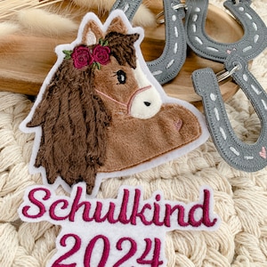 Schulkind 2024 Applikation Aufnäher zum Aufbügeln Schriftzug Schultüte Einschulung 2 Größen auf weißem Filz Bild 3