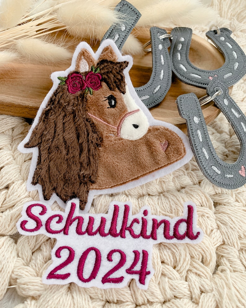 Schulkind 2024 Applikation Aufnäher zum Aufbügeln Schriftzug Schultüte Einschulung 2 Größen auf weißem Filz Bild 3