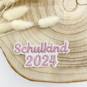 Schulkind 2024 Applikation Aufnäher zum Aufbügeln Schriftzug Schultüte Einschulung 2 Größen auf weißem Filz Bild 7