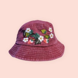 Handbestickte Mütze, Erdbeeren Sommermützen, Florale Mütze für Frauen, bestickte Bucket hat, Geburtstagsgeschenk, Vintage Denim Fischerhut