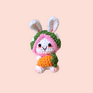 Pronto per la spedizione: simpatico amigurumi, simpatico coniglietto all'uncinetto con carota, portachiavi, bambola fatta a mano, giocattolo decorativo