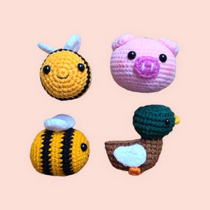 Versandbereit: süße Amigurumi, niedliche gehäkelte Tiere Biene, Ente, Schweinchen Schlüsselanhänger, handgemachte Puppe, Deko Spielzeug
