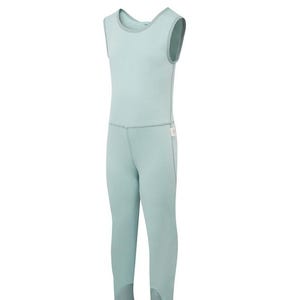 Puede incluir: Una prenda de una pieza sin mangas de color verde azulado claro. La prenda tiene un cuello redondo y cubre el torso y las piernas, con estribos en los pies. Las costuras son de un verde azulado ligeramente más oscuro. La tela parece suave y elástica.