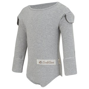Puede incluir: Un body de beb&eacute; gris claro con mangas largas y pu&ntilde;os de manopla integrados. El body tiene un cuello redondo y cierres de bot&oacute;n a presi&oacute;n en el hombro. La marca "ScratchSleeves" est&aacute; impresa en una peque&ntilde;a etiqueta.