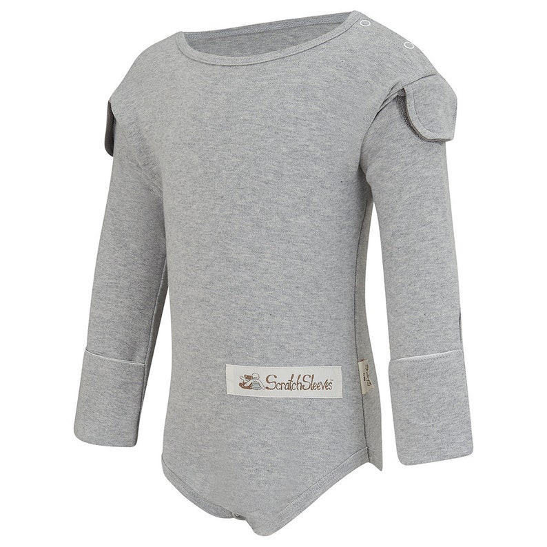Puede incluir: Un body de beb&eacute; gris claro con mangas largas y pu&ntilde;os de manopla integrados. El body tiene un cuello redondo y cierres de bot&oacute;n a presi&oacute;n en el hombro. La marca "ScratchSleeves" est&aacute; impresa en una peque&ntilde;a etiqueta.