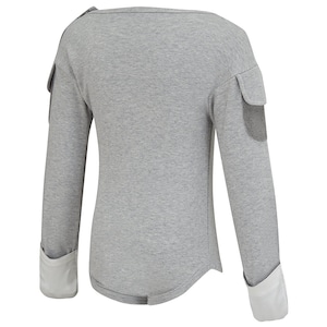 Puede incluir: Una sudadera gris claro de manga larga con cuello barco. Las mangas tienen pu&ntilde;os blancos y parches de malla gris en la parte superior de los brazos. La sudadera tiene un dobladillo curvo y un peque&ntilde;o detalle en el hombro.