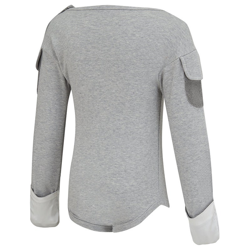 Puede incluir: Una sudadera gris claro de manga larga con cuello barco. Las mangas tienen pu&ntilde;os blancos y parches de malla gris en la parte superior de los brazos. La sudadera tiene un dobladillo curvo y un peque&ntilde;o detalle en el hombro.