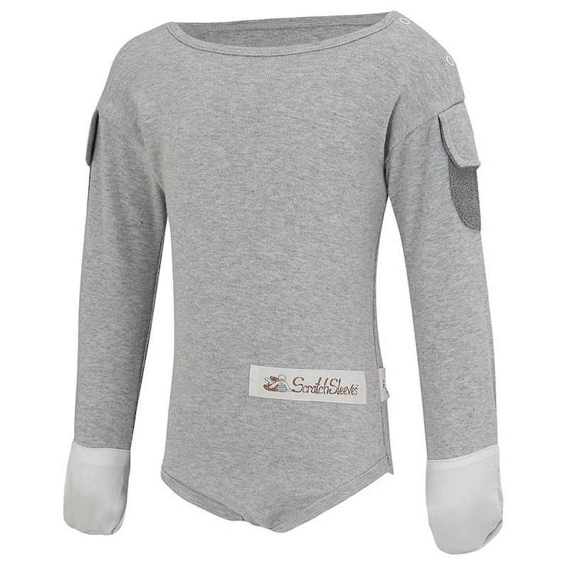 Puede incluir: Un body de beb&eacute; gris de manga larga con pu&ntilde;os blancos. El body tiene cuello barco, dos peque&ntilde;os bolsillos en los hombros y el texto "ScratchSleeves" en una etiqueta. La tela es suave.