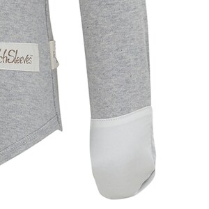 Puede incluir: Primer plano de una camiseta gris de manga larga con un pu&ntilde;o blanco. La camiseta tiene una etiqueta que dice "chSleeves". La tela parece ser un material de punto suave.