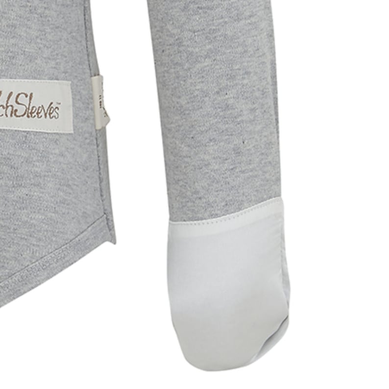 Puede incluir: Primer plano de una camiseta gris de manga larga con un pu&ntilde;o blanco. La camiseta tiene una etiqueta que dice "chSleeves". La tela parece ser un material de punto suave.