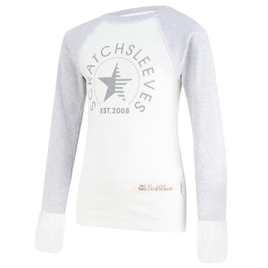 Pode incluir: Uma camisa branca de manga comprida com mangas raglan cinzentas. A camisa apresenta um logótipo circular com uma estrela e o texto "SCRATCHSLEEVES EST.2008". Uma pequena etiqueta com texto na parte inferior. Os punhos são brancos.