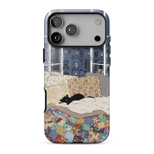 Pode incluir: Uma capa de smartphone com a ilustração de um gato preto descansando numa cama com almofadas estampadas e uma colcha de retalhos colorida. O fundo mostra a vista de uma janela para um edifício urbano à noite com tons azuis e janelas.