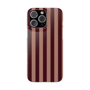 Étui pour portable à rayures MIDTOWN | iPhone 16 Pro Max 15 Plus 14 Pro iPhone 13 12 Mini Chic à rayures rétro des années 90 en bordeaux profond et taupe