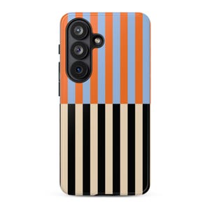 Könnte beinhalten: Eine Smartphone-Hülle mit einem farbenfrohen geometrischen Design. Die obere Hälfte hat vertikale Streifen in Orange und Hellblau, während die untere Hälfte schwarze und beige Streifen aufweist. Die Hülle hat ein schwarzes Kameramodul.