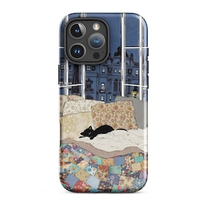 Può includere: Una custodia per smartphone con l'illustrazione di un gatto nero che riposa su un letto con una trapunta patchwork e cuscini floreali. La scena è ambientata davanti a una grande finestra che si affaccia su un edificio blu scuro di notte con finestre illuminate.