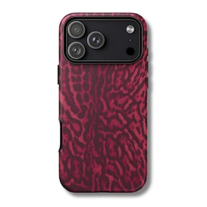 Op de afbeelding: Een telefoonhoesje met een rood-zwart dierenprintontwerp. De hoes heeft een zwart cameramodule en een zwarte zijsleuf. Ontworpen voor een smartphone.