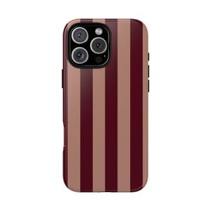 TRIBECA bordeaux gestreept telefoonhoesje | iPhone 16 Pro Max 15 Plus 14 Pro iPhone 13 12 Mini Samsung S25 S24 S23 chique jaren 90 esthetiek stoer hoesje