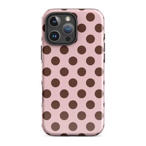 Capa para celular POLKA CRUSH | Estampa de bolinhas rosa e marrom | Estilo preppy e feminino | Compatível com iPhone 17 Pro Max, 16, 15, 14 e 13 | Opção MagSafe