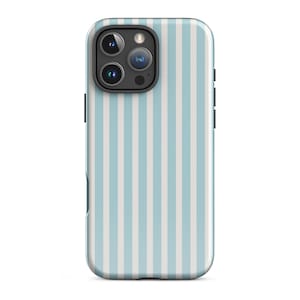 Puede incluir: Una funda para smartphone con un patrón de rayas azul claro y blanco. La funda tiene un acabado brillante y un recorte para la cámara en la parte trasera. La funda está diseñada para un smartphone.
