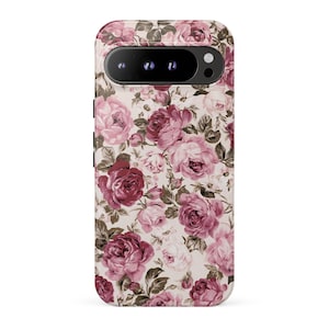 Puede incluir: Una funda para smartphone con un denso estampado floral de rosas en varios tonos de rojo intenso, rosa empolvado y crema sobre un fondo claro. La funda incluye un recorte horizontal negro en la parte superior para la cámara con tres lentes.