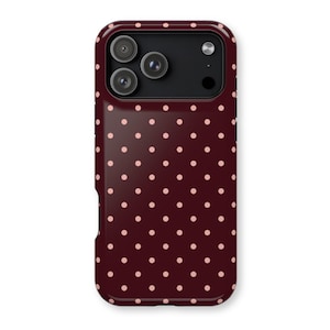 Etui na telefon PRETTY PLEASE | Burgundowy wzór w kropki | Uroczy, elegancki, retro styl lat 90., iPhone 17 16 Pro Max 15 14 Plus 13 12 MagSafe
