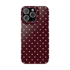 Coque pour portable PRETTY PLEASE | iPhone 16 Pro 15 14 13 12 11 Pro Max Plus 13 12 Mini mignon imprimé pois rétro années 90 en bordeaux et rose