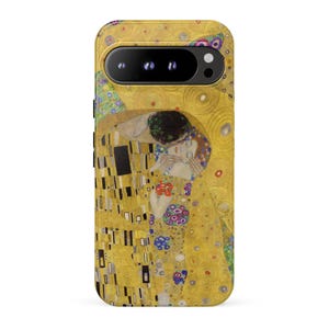 Op de afbeelding: Een rechthoekig smartphonehoesje met een reproductie van het schilderij De Kus van Gustav Klimt. Het ontwerp toont twee omhelzende figuren in goud-, geel- en bruintinten met geometrische patronen en florale accenten.
