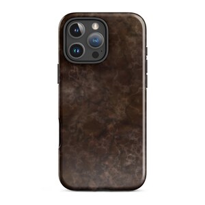 Può includere: Una custodia per smartphone caratterizzata da un motivo marmorizzato marrone scuro con sottili venature più chiare. La custodia presenta un ritaglio rettangolare nell'angolo in alto a sinistra per una tripla fotocamera e un flash, con bordi arrotondati.