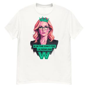 Puede incluir: Camiseta blanca con un retrato estilizado de una mujer con gafas y una corona. El gráfico incluye el texto "W IN THE CHAT FOR J.K ROWLING" en verde y blanco.