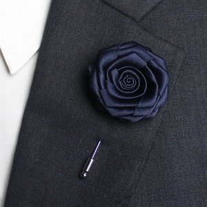 Pines de solapa azul marino para hombres para padrinos de boda, pines de solapa de flores para hombres al por mayor, flores de solapa de rosas de boda de invierno, juego de broche de ojal para traje de hombre