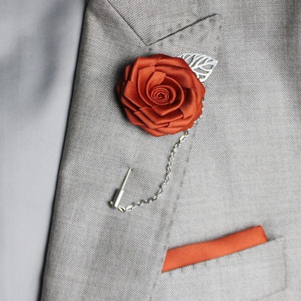 Épinglettes orange rouille pour hommes, revers fleur de mariage automne, épinglette de marié, pochette de costume orange, boutonnière épingles de revers en satin de soie